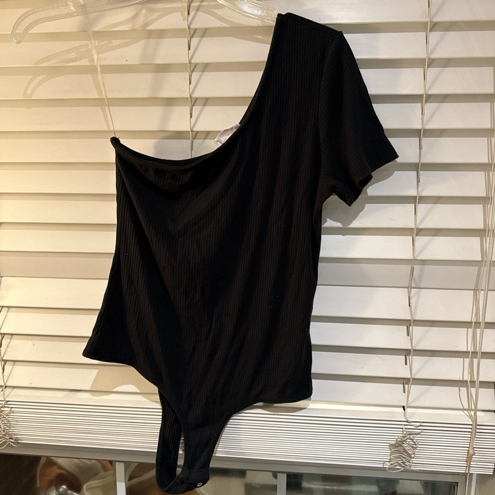 Le Lis Black One-Shoulder Bodysuit